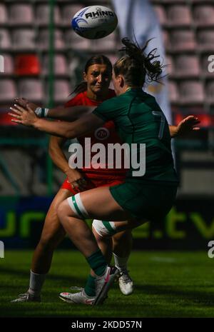 Katarzyna PASZCZYK di Polonia in azione contro Anna MCGANN d'Irlanda durante Irlanda 7S vs Polonia 7S, la finale del Rugby Europe 2022 Sevens Championship Series a Cracovia. Domenica 03 luglio 2022, allo stadio municipale Henryk Reyman, Cracovia, Malopolskie Voivodato, Polonia. (Foto di Artur Widak/NurPhoto) Foto Stock