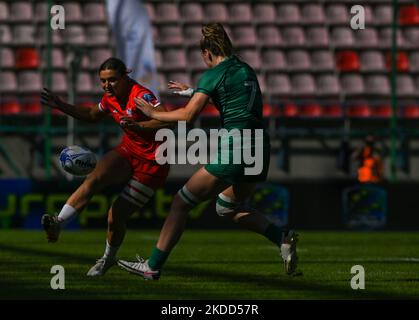 Katarzyna PASZCZYK di Polonia in azione contro Anna MCGANN d'Irlanda durante Irlanda 7S vs Polonia 7S, la finale del Rugby Europe 2022 Sevens Championship Series a Cracovia. Domenica 03 luglio 2022, allo stadio municipale Henryk Reyman, Cracovia, Malopolskie Voivodato, Polonia. (Foto di Artur Widak/NurPhoto) Foto Stock