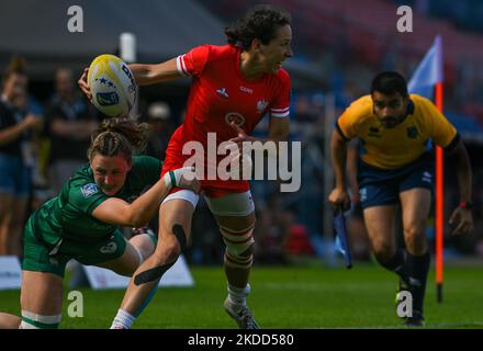 Katarzyna PASZCZYK di Polonia in azione affrontata da Anna MCGANN d'Irlanda durante Irlanda 7S vs Polonia 7S, la finale del Campionato europeo di rugby 2022 Sevens Series a Cracovia. Domenica 03 luglio 2022, allo stadio municipale Henryk Reyman, Cracovia, Malopolskie Voivodato, Polonia. (Foto di Artur Widak/NurPhoto) Foto Stock