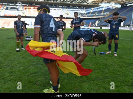 I giocatori spagnoli celebrano la vittoria contro i 7 di Francia nella finale maschile 7s della Rugby Europe Sevens Championship Series 2022 a Cracovia e nel titolo europeo. Domenica 03 luglio 2022, allo stadio municipale Henryk Reyman, Cracovia, Malopolskie Voivodato, Polonia. (Foto di Artur Widak/NurPhoto) Foto Stock