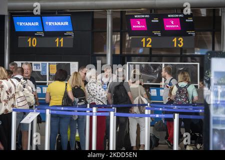 I dipendenti dell'Ambasciata russa e le loro famiglie durante il check-in all'Aeroporto di Sofia, Bulgaria, il 03 luglio 2022. (Foto di Georgi Paleykov/NurPhoto) Foto Stock