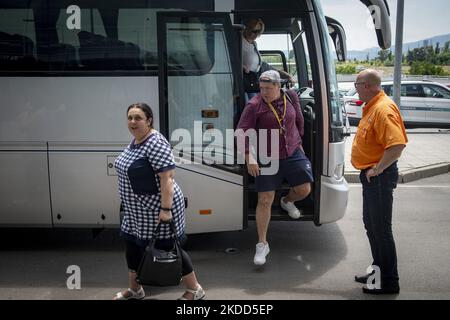 Dipendenti dell'Ambasciata Russa e delle loro famiglie durante la loro partenza all'Aeroporto di Sofia, il 03 luglio 2022. Due aerei del governo russo salirono a bordo dei 70 diplomatici russi espulsi e delle loro famiglie dalla Bulgaria domenica e volarono da Sofia a Mosca. Secondo la stampa bulgara, il numero totale di passeggeri che hanno lasciato il paese è superiore a 180. (Foto di Georgi Paleykov/NurPhoto) Foto Stock