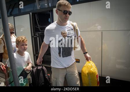 Dipendenti dell'Ambasciata Russa e delle loro famiglie durante la loro partenza all'Aeroporto di Sofia, il 03 luglio 2022. Due aerei del governo russo salirono a bordo dei 70 diplomatici russi espulsi e delle loro famiglie dalla Bulgaria domenica e volarono da Sofia a Mosca. Secondo la stampa bulgara, il numero totale di passeggeri che hanno lasciato il paese è superiore a 180. (Foto di Georgi Paleykov/NurPhoto) Foto Stock