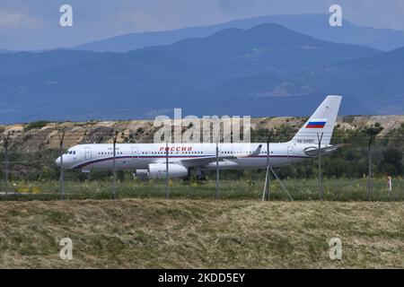 Il governo russo tu-214 tassare gli aerei all'aeroporto di Sofia, Bulgaria, il 03 luglio 2022. Due aerei del governo russo salirono a bordo dei 70 diplomatici russi espulsi e delle loro famiglie dalla Bulgaria domenica e volarono da Sofia a Mosca. Secondo la stampa bulgara, il numero totale di passeggeri che hanno lasciato il paese è superiore a 180. (Foto di Georgi Paleykov/NurPhoto) Foto Stock