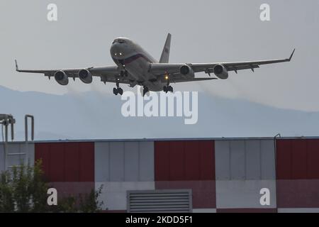 L'aereo il-96 del governo russo parte dall'aeroporto di Sofia, Bulgaria, il 03 luglio 2022. Due aerei del governo russo salirono a bordo dei 70 diplomatici russi espulsi e delle loro famiglie dalla Bulgaria domenica e volarono da Sofia a Mosca. Secondo la stampa bulgara, il numero totale di passeggeri che hanno lasciato il paese è superiore a 180. (Foto di Georgi Paleykov/NurPhoto) Foto Stock