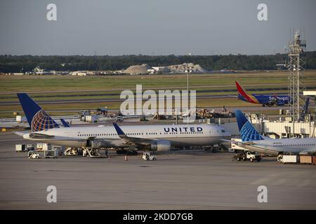 Gli aerei della United Airlines possono essere visti presso un terminal dell'aeroporto intercontinentale George Bush di Houston, Texas, il 5th luglio 2022. (Foto di Reginald Mathalone/NurPhoto) Foto Stock