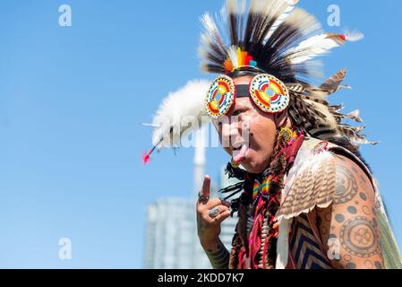 Toronto, ON, Canada - 18 giugno 2022: Ballerino durante il National Aboriginal Day e Indigenous Arts Festival. Il festival celebra la cultura indigena e metis attraverso la musica tradizionale e contemporanea, la programmazione educativa, la narrazione, la danza, il teatro, E cibo (foto di Anatoliy Cherkasov/NurPhoto) Foto Stock