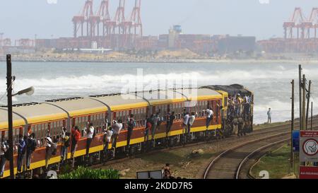 I pendolari dello Sri Lanka si affollano al treno sovraffollato che arriva a Colombo, Sri Lanka. 6 luglio 2022. Lo Sri Lanka ha ancora meno di un valore di carburante di dayâ, ha detto il ministro dell'energia, con il trasporto pubblico che si ferma man mano che la crisi economica del countryâ si aggrava. (Foto di Tharaka Basnayaka/NurPhoto) Foto Stock