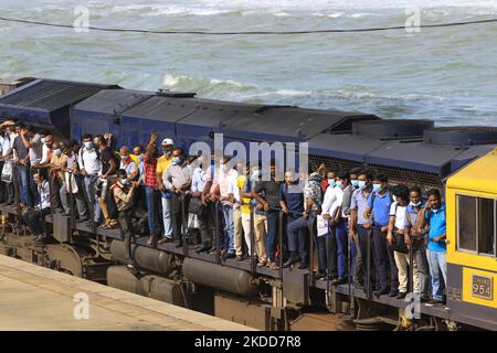 I pendolari dello Sri Lanka si trovano sul vano motori/autisti del treno a causa del sovraffollamento del treno che arriva a Colombo, Sri Lanka. 6 luglio 2022. Lo Sri Lanka ha ancora meno di un valore di carburante di dayâ, ha detto il ministro dell'energia, con il trasporto pubblico che si ferma man mano che la crisi economica del countryâ si aggrava. (Foto di Tharaka Basnayaka/NurPhoto) Foto Stock