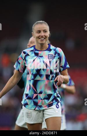 Leah Williamson d'Inghilterra si sta scaldando prima della partita di apertura UEFA Women's Euro 2022 nel Gruppo A tra Inghilterra e Austria a Old Trafford, Manchester, mercoledì 6th luglio 2022. (Foto di Pat Scaasi/MI News/NurPhoto) Foto Stock