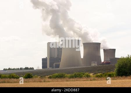 Vista generale di Inden Solar Park è visto di fronte alla RWE Power AG Weisweiler stabilimento come Steeam sorge a Weisweiler, Germania il 6 luglio 2022 (Foto di Ying Tang/NurPhoto) Foto Stock