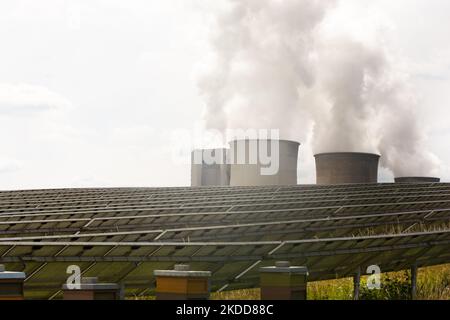 Vista generale di Inden Solar Park è visto di fronte alla RWE Power AG Weisweiler stabilimento come Steeam sorge a Weisweiler, Germania il 6 luglio 2022 (Foto di Ying Tang/NurPhoto) Foto Stock