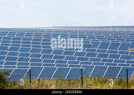 Vista generale di Inden Solar Park è visto a Solarpark Inden a Weisweiler, Germania il 6 luglio 2022 (Foto di Ying Tang/NurPhoto) Foto Stock