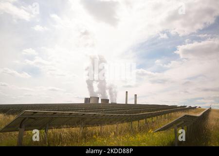 Vista generale di Inden Solar Park è visto di fronte alla RWE Power AG Weisweiler stabilimento come Steeam sorge a Weisweiler, Germania il 6 luglio 2022 (Foto di Ying Tang/NurPhoto) Foto Stock