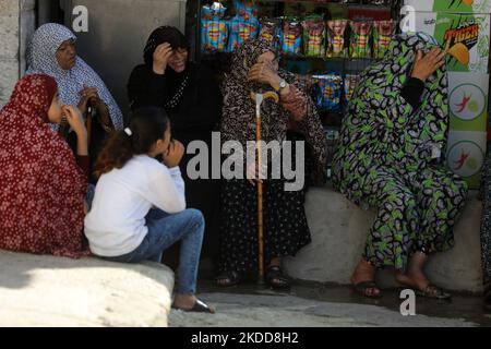 L'ex prigioniero palestinese Hosni Issa, festeggia con amici e familiari e membri delle Brigate di al-Quds, l'ala militare della Jihad islamica, dopo il suo rilascio dalle prigioni israeliane, a Rafah, nel sud della striscia di Gaza, il 6 luglio 2022. Le autorità israeliane hanno rilasciato Hosni Issa dopo aver trascorso 20 anni nelle sue prigioni. (Foto di Majdi Fathi/NurPhoto) Foto Stock