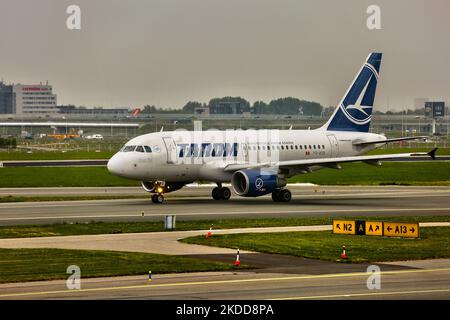 Aereo Tarom Romanian Air Transport A318-111 all'aeroporto di Amsterdam Schiphol, Amsterdam, Paesi Bassi, il 03 maggio 2022. (Foto di Creative Touch Imaging Ltd./NurPhoto) Foto Stock