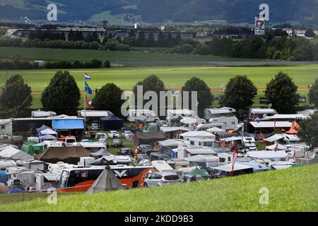 Camping vicino al circuito prima delle prove e delle sessioni di qualificazione per il Gran Premio d’Austria di Formula 1 al Red Bull Ring di Spielberg, Austria, il 8 luglio 2022. (Foto di Jakub Porzycki/NurPhoto) Foto Stock