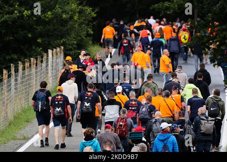 I tifosi arrivano sul circuito prima delle sessioni di prove e qualifiche per il Gran Premio d'Austria di Formula 1 al Red Bull Ring di Spielberg, in Austria, il 8 luglio 2022. (Foto di Jakub Porzycki/NurPhoto) Foto Stock