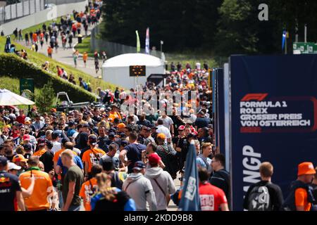 I tifosi arrivano sul circuito prima delle sessioni di prove e qualifiche per il Gran Premio d'Austria di Formula 1 al Red Bull Ring di Spielberg, in Austria, il 8 luglio 2022. (Foto di Jakub Porzycki/NurPhoto) Foto Stock