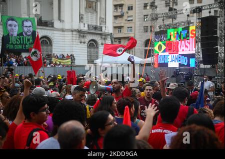 I sostenitori del pre-candidato presidenziale brasiliano per il Partito operaio (PT), l'ex presidente Luiz Inacio Lula da Silva, si fa un tifo per un rally politico come parte della campagna di Lula per la presidenza brasiliana in piazza Cinelandia, Rio de Janeiro, Brasile, il 7 luglio 2022. (Foto di Andre Borges/NurPhoto) Foto Stock