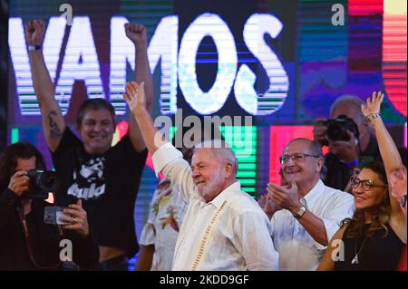 Pre-candidato presidenziale brasiliano per il Partito operaio (PT), ex presidente Luiz Inacio Lula da Silva, si ondeggia mentre arriva durante un rally politico come parte della sua campagna per la presidenza brasiliana in piazza Cinelandia, Rio de Janeiro, Brasile, il 7 luglio 2022. (Foto di Andre Borges/NurPhoto) Foto Stock