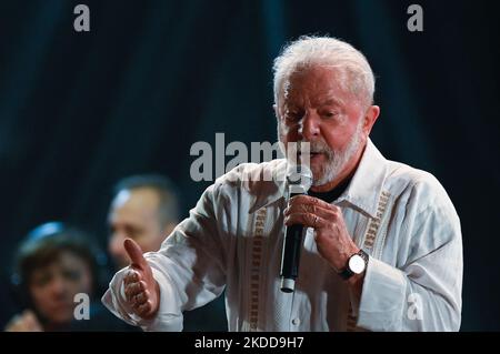 Pre-candidato presidenziale brasiliano per il Partito operaio (PT), ex presidente Luiz Inacio Lula da Silva, parla ai sostenitori durante un rally politico come parte della sua campagna per la presidenza brasiliana in piazza Cinelandia, Rio de Janeiro, Brasile, il 7 luglio 2022. (Foto di Andre Borges/NurPhoto) Foto Stock