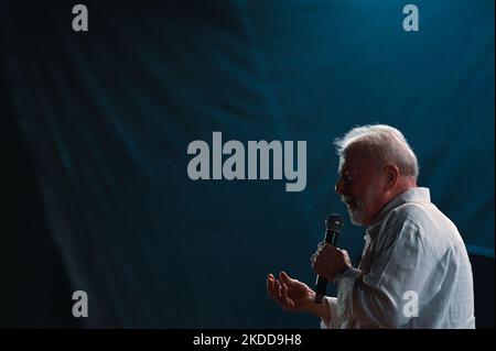 Pre-candidato presidenziale brasiliano per il Partito operaio (PT), ex presidente Luiz Inacio Lula da Silva, parla ai sostenitori durante un rally politico come parte della sua campagna per la presidenza brasiliana in piazza Cinelandia, Rio de Janeiro, Brasile, il 7 luglio 2022. (Foto di Andre Borges/NurPhoto) Foto Stock