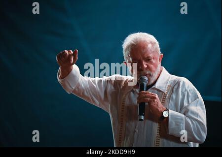 Pre-candidato presidenziale brasiliano per il Partito operaio (PT), ex presidente Luiz Inacio Lula da Silva, parla ai sostenitori durante un rally politico come parte della sua campagna per la presidenza brasiliana in piazza Cinelandia, Rio de Janeiro, Brasile, il 7 luglio 2022. (Foto di Andre Borges/NurPhoto) Foto Stock