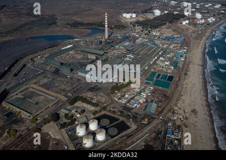 Veduta aerea di Codelco Ventanas. Dopo episodi di avvelenamento massiccio nella zona di Quintero causati da impianti industriali vicini, il Ministero dell'ambiente ha ordinato la paralisi di Codelco Ventanas, un impianto industriale che ha presentato un picco di anidride solforosa, Ma pochi giorni fa le attività sono riprese nel complesso industriale, a Quintero, Cile, il 08 luglio 2022. (Foto di Jose Veas/NurPhoto) Foto Stock