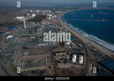 Veduta aerea di Codelco Ventanas. Dopo episodi di avvelenamento massiccio nella zona di Quintero causati da impianti industriali vicini, il Ministero dell'ambiente ha ordinato la paralisi di Codelco Ventanas, un impianto industriale che ha presentato un picco di anidride solforosa, Ma pochi giorni fa le attività sono riprese nel complesso industriale, a Quintero, Cile, il 08 luglio 2022. (Foto di Jose Veas/NurPhoto) Foto Stock