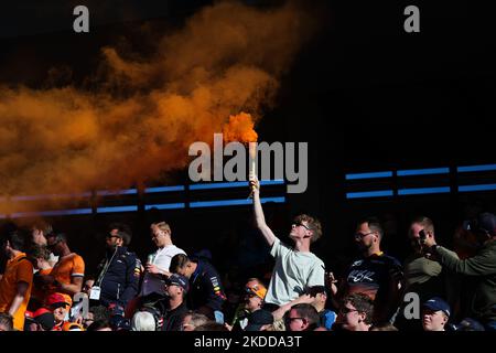 Tifosi durante le qualifiche per il Gran Premio d'Austria di Formula 1 al Red Bull Ring di Spielberg, Austria, il 8 luglio 2022. (Foto di Jakub Porzycki/NurPhoto) Foto Stock