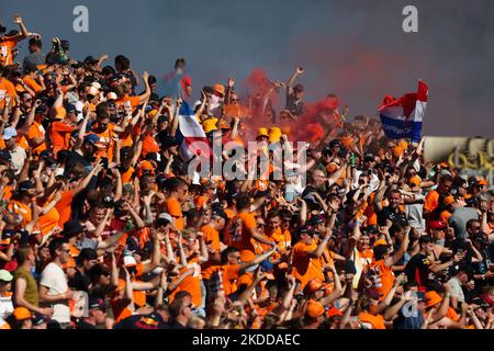 Tifosi durante le qualifiche per il Gran Premio d'Austria di Formula 1 al Red Bull Ring di Spielberg, Austria, il 8 luglio 2022. (Foto di Jakub Porzycki/NurPhoto) Foto Stock