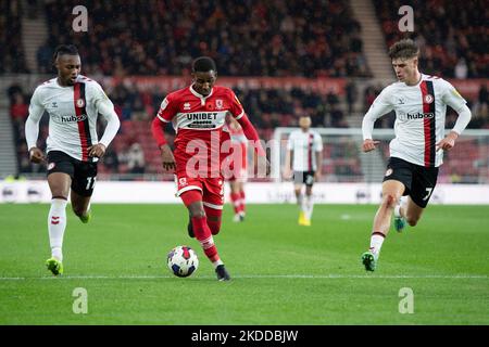 Isaiah Jones di Middlesbrough guida in avanti attraverso Antoine Semenyo di Bristol City e Alex Scott durante la partita del campionato Sky Bet tra Middlesbrough e Bristol City al Riverside Stadium di Middlesbrough sabato 5th novembre 2022. (Credit: Trevor Wilkinson | NOTIZIE MI) Credit: NOTIZIE MI e sport /Alamy Live News Foto Stock