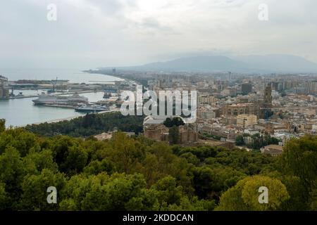 Malaga, Spagna - 29 ottobre 2022: Vista di Malaga dal Castello di Gibralfaro Foto Stock