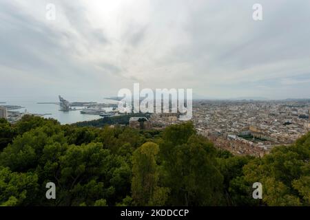 Malaga, Spagna - 29 ottobre 2022: Vista di Malaga dal Castello di Gibralfaro Foto Stock