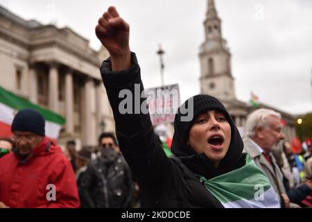 Londra, Inghilterra, Regno Unito. 5th Nov 2022. I manifestanti si sono riuniti ancora una volta a Trafalgar Square, nel centro di Londra, per dimostrare solidarietà con la Rivoluzione delle Donne in Iran, per la morte di Mahsa Amini a seguito del suo arresto da parte della polizia morale iraniana. Mahsa Amini è stato ucciso in custodia il 16 settembre, dopo il suo arresto per presunta violazione delle leggi iraniane per le donne che indossavano hijab, velo e abiti modesti. (Credit Image: © Thomas Krych/ZUMA Press Wire) Foto Stock