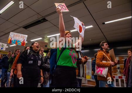 Gli attivisti della ribellione di estinzione sono visti protestare all'interno dell'aeroporto. Centinaia di attivisti del clima si sono riuniti al di fuori di Schiphol per chiedere un piano climatico per l'aeroporto. Gli attivisti marciarono attraverso la sala principale all'interno dell'aeroporto, e camminarono fino al cantiere dove si costruì un nuovo terminal di Schiphol. Dopo di che, sono tornati e hanno ocuppato la sala principale per alcune ore, mentre altri attivisti all'esterno hanno bloccato diversi jet privati, perché secondo Greenpeace, i voli con questi aerei sono i più inquinanti. L'azione di massa sconvolta è stata organizzata da Greenpeace Netherlands Foto Stock