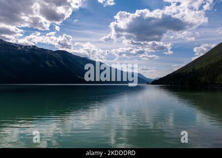 Paesaggio del lago Moose con nuvole riflessione, Jasper parco nazionale, British Columbia, Canada. Foto Stock