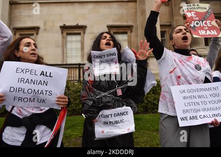 Londra, Inghilterra, Regno Unito. 5th Nov 2022. I manifestanti si sono riuniti ancora una volta a Trafalgar Square, nel centro di Londra, per dimostrare solidarietà con la Rivoluzione delle Donne in Iran, per la morte di Mahsa Amini a seguito del suo arresto da parte della polizia morale iraniana. Mahsa Amini è stato ucciso in custodia il 16 settembre, dopo il suo arresto per presunta violazione delle leggi iraniane per le donne che indossavano hijab, velo e abiti modesti. (Credit Image: © Thomas Krych/ZUMA Press Wire) Foto Stock