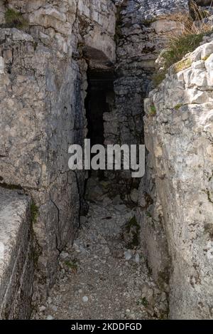 Resti di un bunker militare sul Monte piano nelle Alpi dolomitiche, costruito durante la prima guerra mondiale, il Tirolo meridionale Foto Stock