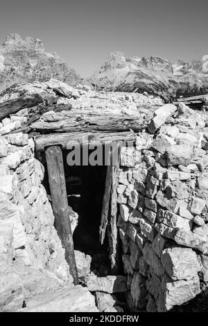 Resti di fortificazioni militari sul Monte piano nelle Alpi dolomitiche, costruite durante la prima guerra mondiale, il Tirolo meridionale Foto Stock