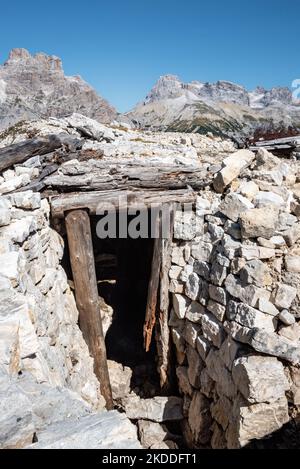 Resti di fortificazioni militari sul Monte piano nelle Alpi dolomitiche, costruite durante la prima guerra mondiale, il Tirolo meridionale Foto Stock