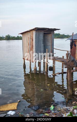 Riverside Tin Shack WC KEP Cambogia Foto Stock