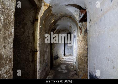 All'interno della fortezza austriaca Landro, nelle Alpi dolomitiche del Sud Tirolo, rimane un'architettura delle dispute di confine tra Austria e Italia Foto Stock