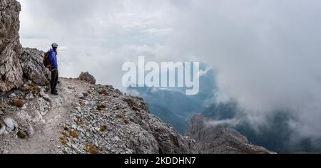 Escursione avventurosa fino al monte Lagazuoi nelle Alpi dolomitiche, pronevica autonoma del Sud Tirolo in Italia Foto Stock