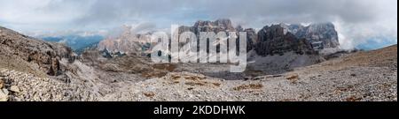 Bellissimo paesaggio montano aspro sul Monte Lagazuoi, nelle Alpi dolomitiche della provincia autonoma del Tirolo meridionale Foto Stock