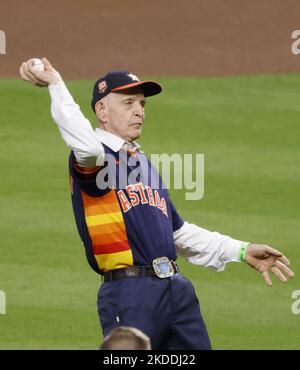 Houston, Stati Uniti. 05th Nov 2022. Jim 'Mattress Mack' McIngvale lancia il primo campo cerimoniale per iniziare il gioco sei della World Series 2022 contro i Philadelphia Phillies al Minute Maid Park di Houston sabato 5 novembre 2022. Foto di John Angelillo/UPI. Credit: UPI/Alamy Live News Foto Stock