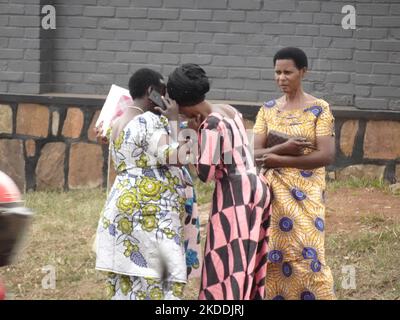 (Vicino) Kigali, Rwanda, 28th agosto 2022 le donne locali sul loro cellulare smartphone chattando Foto Stock