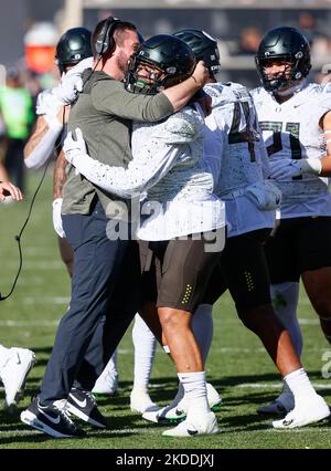 Boulder, Colorado, Stati Uniti. 05th Nov 2022. Il Coach dell'Oregon Dan Lanning si congratula con Noah Sewell per il suo veloce touchdown nella prima metà della partita di calcio tra Colorado e Oregon a Boulder, CO. Derek Regensburger/CSM/Alamy Live News Foto Stock