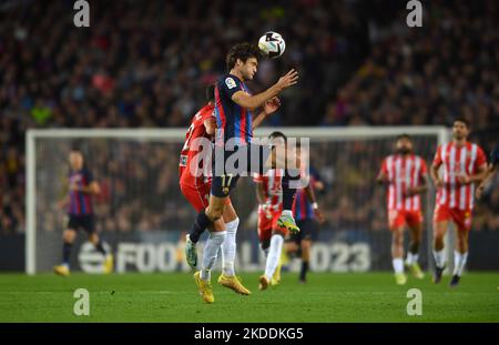 FC BARCELONA vs UD ALMERIA Novembre 5,2022 Marcos Alonso (17) del FC Barcelona durante la partita tra FC Barcelona e UD Almeria corrispondente al tredici giorni di la Liga Santander a Spotify Camp Nou a Barcellona, Spagna. Foto Stock